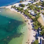 Stunning In Novigrad With Kitchen Casa vacanze