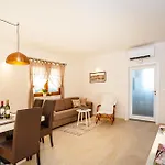 Stunning In Novigrad With Kitchen Casa vacanze *