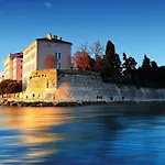 Nyaraló Front In Novigrad