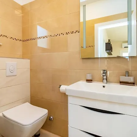 Ferienhaus Stunning In Novigrad With Kitchen