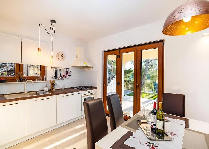 Vikendica Stunning In Novigrad With Kitchen *