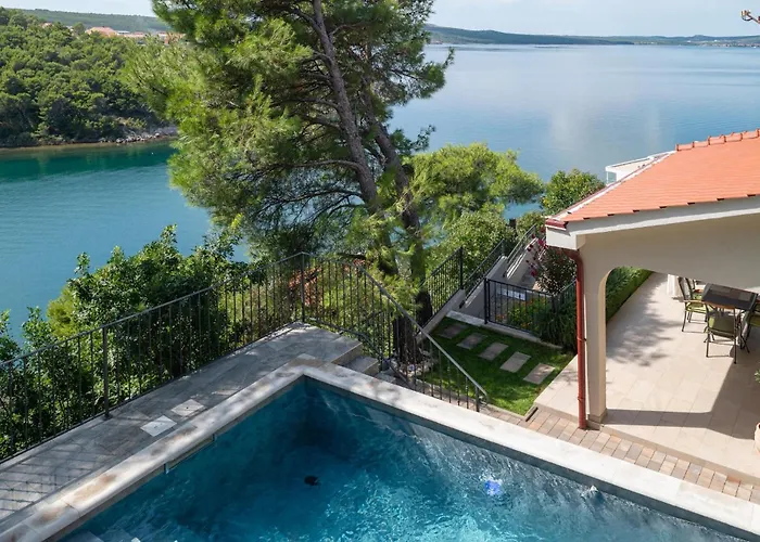 Vikendica Stunning In Novigrad With Kitchen
